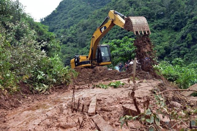 A JCB clearing debris from the road in Mandi, which was blocked due to a landslide on Monday following heavy rainfall. (HT Photo) A JCB clearing debris from the road in Mandi, which was blocked due to a landslide on Monday following heavy rainfall. (HT Photo)