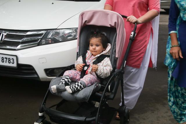 Soha Ali Khan’s daughter Inaaya is bundled up in clothes and a raincoat as protection from rain. Soha Ali Khan’s daughter Inaaya is bundled up in clothes and a raincoat as protection from rain.