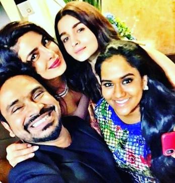 Priyanka Chopra with Alia Bhatt, Arpita Khan Sharma and Mushtaq Shaikh at the engagement party. (Alia Bhatt/Instagram)