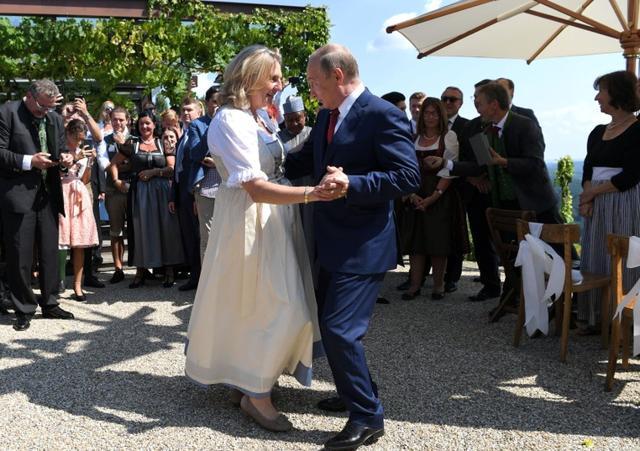 Austria's Foreign Minister Karin Kneissl dances with Russia's President Vladimir Putin at her wedding in Gamlitz, Austria, August 18, 2018. (REUTERS) Austria's Foreign Minister Karin Kneissl dances with Russia's President Vladimir Putin at her wedding in Gamlitz, Austria, August 18, 2018. (REUTERS)