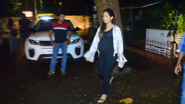 Mira Rajput’s pregnancy glow is unmissable as she steps out for a ...