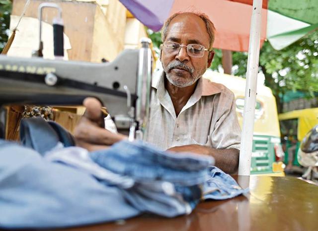 Idris Ansari, a tailor who migrated from Bihar, at ITO in New Delhi, India. (Sanchit Khanna/ HT Photo) Idris Ansari, a tailor who migrated from Bihar, at ITO in New Delhi, India. (Sanchit Khanna/ HT Photo)