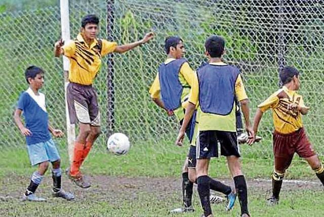Size does matter at u­14 level, Arya Walia (second from left) showed as he dominated the opposition ‘D’. (HT PHOTO)