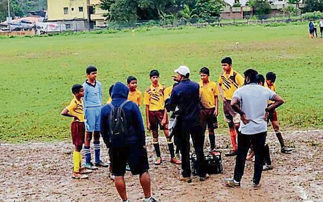 Vincent’s coach Wilson during his half-time talk. (HT PHOTO)