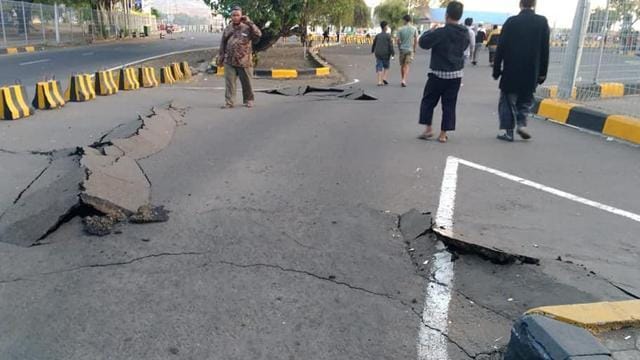 A crack emerges on a road at Kayangan Port after an earthquake hit Lombok, Indonesia, August 20, 2018. (REUTERS) A crack emerges on a road at Kayangan Port after an earthquake hit Lombok, Indonesia, August 20, 2018. (REUTERS)