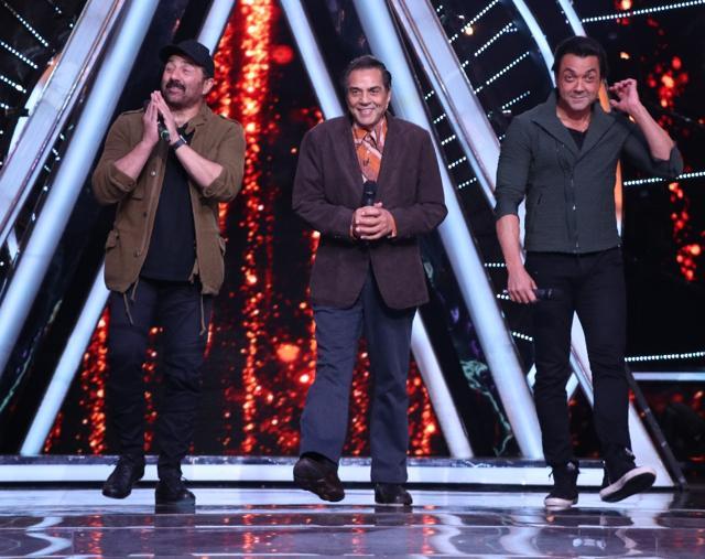 Yamla Pagla Deewana stars at Indian Idol sets