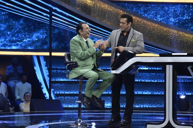 Salman Khan and Dharmendra share a light moment at the Dus Ka Dum sets where Yamla Pagla Deewana team were present to promote their film.