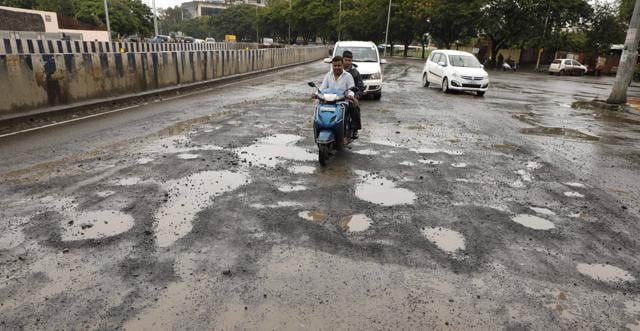Potholes on Satara road in Pune on Wednesday. (RAHUL RAUT/HT PHOTO) Potholes on Satara road in Pune on Wednesday. (RAHUL RAUT/HT PHOTO)