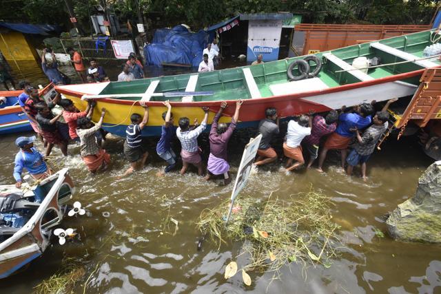 Fishermen and locals push a boat onto a truck after relief operations ended in Alappuzha district in Kerala on August 21. (Raj K Raj/HT PHOTO) Fishermen and locals push a boat onto a truck after relief operations ended in Alappuzha district in Kerala on August 21. (Raj K Raj/HT PHOTO)