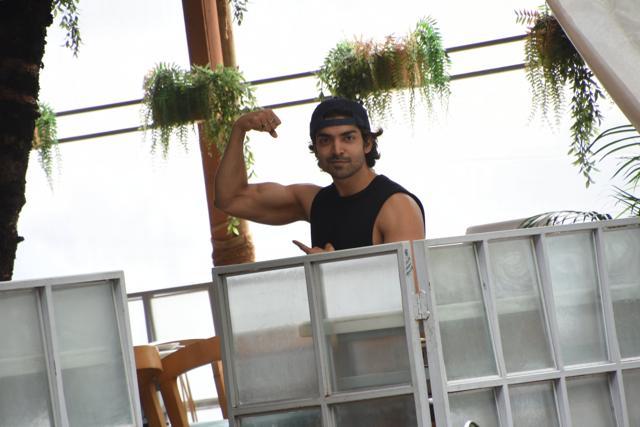 TV actor Gurmeet Chaudry who will be seen in Paltan, was seen flexing his muscles.