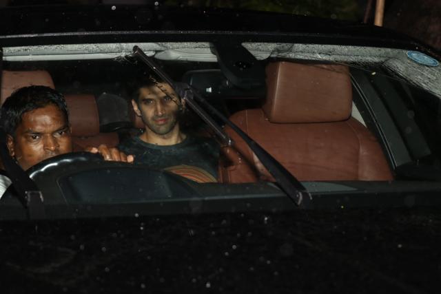 Aditya Roy Kapur arrives for a party at Ranbir Kapoor’s home. (Manav Manglani) Aditya Roy Kapur arrives for a party at Ranbir Kapoor’s home. (Manav Manglani)