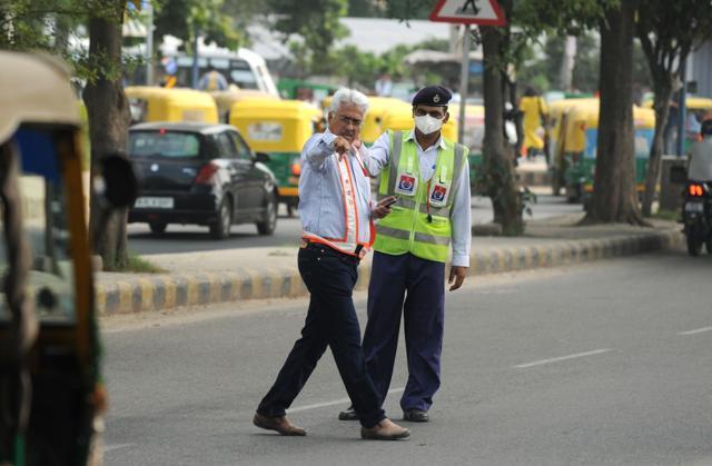 Road safety officer Neeraj Diwan manages traffic at Huda City Centre metro station chowk in Gurugram, o Wednesday, August 22, 2018. (Parveen Kumar / HT Photo ) Road safety officer Neeraj Diwan manages traffic at Huda City Centre metro station chowk in Gurugram, o Wednesday, August 22, 2018. (Parveen Kumar / HT Photo )
