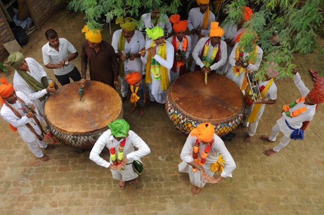 Banchari artists playing different instruments during a performance. (Parveen Kumar / HT Photo ) Banchari artists playing different instruments during a performance. (Parveen Kumar / HT Photo )
