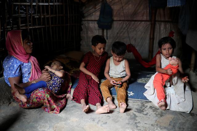 Rohingya refugees sit inside their makeshift tent in the Kutupalong camp in Cox's Bazar, Bangladesh August 24, 2018. (REUTERS) Rohingya refugees sit inside their makeshift tent in the Kutupalong camp in Cox's Bazar, Bangladesh August 24, 2018. (REUTERS)
