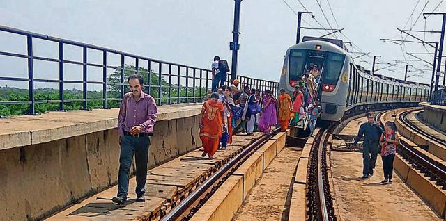 The snag compelled Delhi Metro Rail Corporation to ask passengers to deboard using the emergency exits of the trains. (Yogendra Kumar/HT ) The snag compelled Delhi Metro Rail Corporation to ask passengers to deboard using the emergency exits of the trains. (Yogendra Kumar/HT )