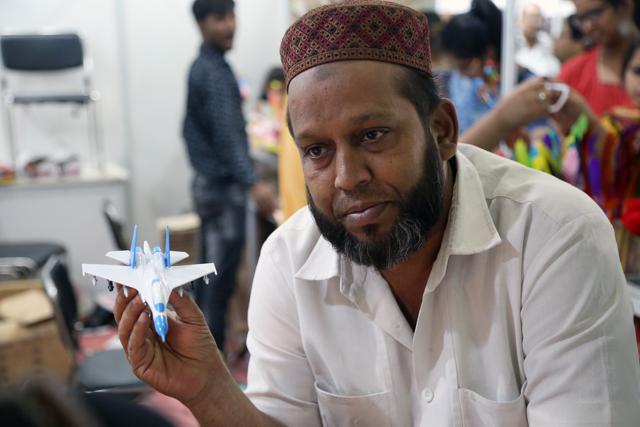 The aeroplane in Md Rashid’s hand is no ordinary toy. It’s a stand for two ball pens, too. Price: 
₹250; Stall: H7B-2A. (PHOTO: AMAL KS/HT)