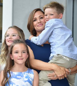 Actress Jennifer Garner poses with her children Violet Affleck, Seraphina Rose Elizabeth Affleck and Samuel Garner Affleck at her star on the Hollywood Walk of Fame. (AFP) Actress Jennifer Garner poses with her children Violet Affleck, Seraphina Rose Elizabeth Affleck and Samuel Garner Affleck at her star on the Hollywood Walk of Fame. (AFP)
