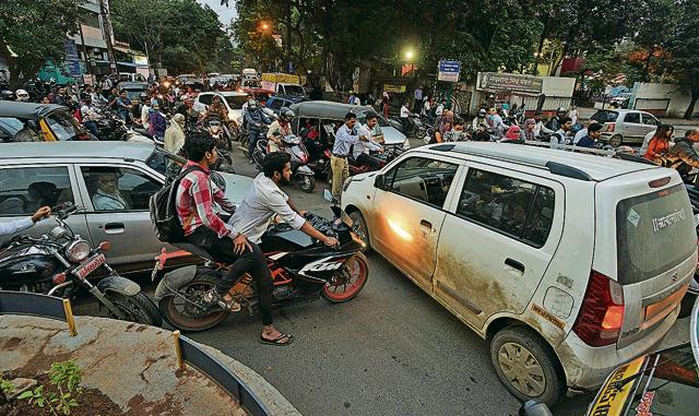 With vehicle users and locals ignoring traffic police directions and taking a turn before the road barricades put up by the traffic police, vehicle congestion was seen at Padale chowk due to diversion on Khilare Patil road on Monday. (Pratham Gokhale/HT Photo) With vehicle users and locals ignoring traffic police directions and taking a turn before the road barricades put up by the traffic police, vehicle congestion was seen at Padale chowk due to diversion on Khilare Patil road on Monday. (Pratham Gokhale/HT Photo)