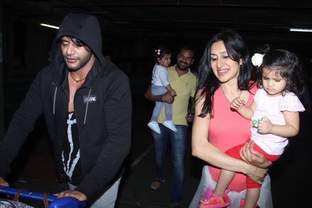 Karanvir Bohra with family at the airport.