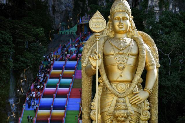 Visitors walk up the newly-painted 272-steps staircase leading to Malaysia's Batu Caves Hindu temple in Kuala Lumpur. (AFP photo) Visitors walk up the newly-painted 272-steps staircase leading to Malaysia's Batu Caves Hindu temple in Kuala Lumpur. (AFP photo)