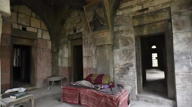 The bed of Malcha Mahal’s last royal occupant, Prince Ali Raza (Cyrus). (Sanchit Khanna/HT Photo)