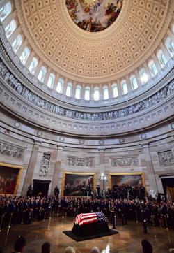 The flag-draped casket of the late US Senator John McCain lies in state in the US Capitol Rotunda in Washington, DC, August 31, 2018. (Photo by KEN CEDENO / POOL / AFP) (AFP) The flag-draped casket of the late US Senator John McCain lies in state in the US Capitol Rotunda in Washington, DC, August 31, 2018. (Photo by KEN CEDENO / POOL / AFP) (AFP)