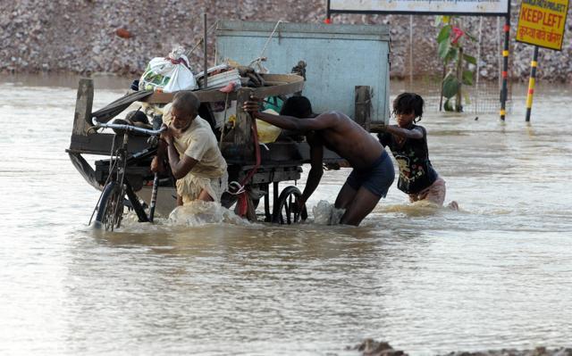 People move their belongings to a secure location as the increasing water level of Ganga river is creating a flood-like situation in Patna, Bihar. (Parwaz Khan /HT PHOTO) People move their belongings to a secure location as the increasing water level of Ganga river is creating a flood-like situation in Patna, Bihar. (Parwaz Khan /HT PHOTO)