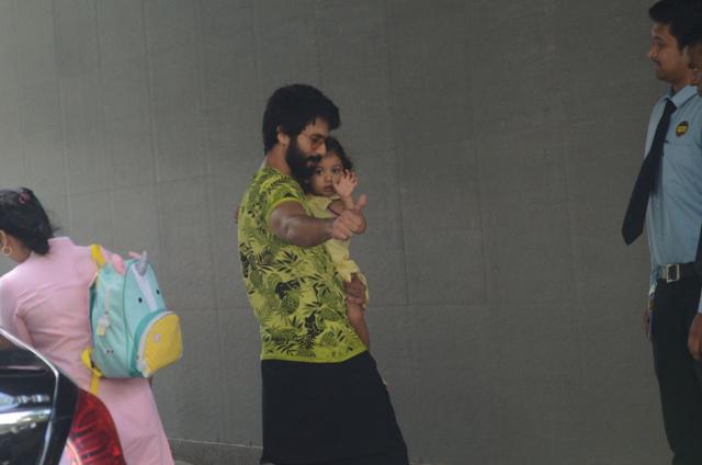 Shahid Kapoor with daughter Misha at Hinduja Hospital in Mumbai. (VIral Bhayani) Shahid Kapoor with daughter Misha at Hinduja Hospital in Mumbai. (VIral Bhayani)