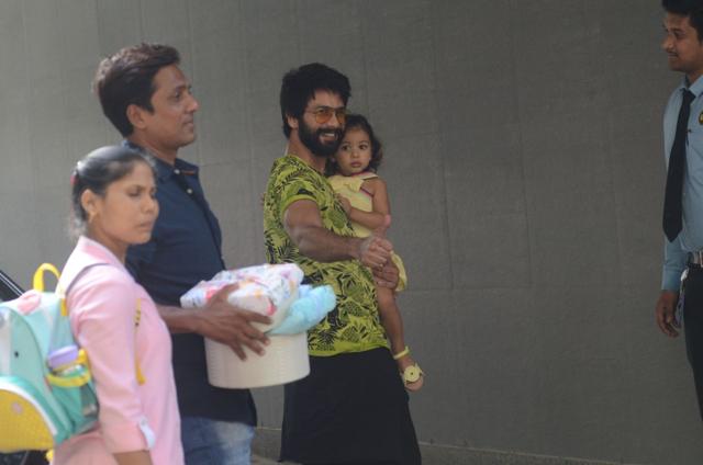 Shahid Kapoor with daughter Misha at Hinduja Hospital in Mumbai as they visit wife Mira Rajput. (VIral Bhayani) Shahid Kapoor with daughter Misha at Hinduja Hospital in Mumbai as they visit wife Mira Rajput. (VIral Bhayani)
