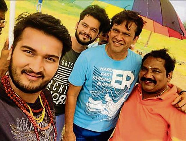 Amol with actors Sarang Patwardhan, Sameer Dharmadhikari and Jayant Gadekar on the sets of Monsoon Football Amol with actors Sarang Patwardhan, Sameer Dharmadhikari and Jayant Gadekar on the sets of Monsoon Football