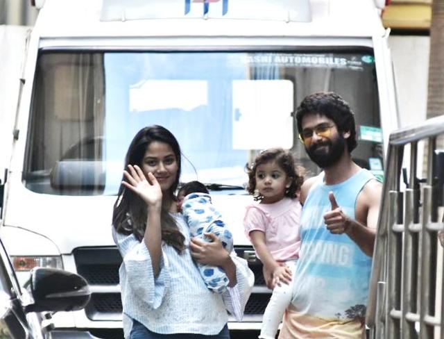 Mira Rajput holding son Zain in her arms after leaving the hospital. Shahid Kapoor is seen holding daughter Misha. (Viral Bhayani) Mira Rajput holding son Zain in her arms after leaving the hospital. Shahid Kapoor is seen holding daughter Misha. (Viral Bhayani)