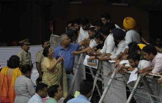 Supporters of ABVP, SOI, NSUI and other outfits having an argument with the PU authorities during counting at the Gymnasium Hall on Thursday. (Rai Kumar/HT) Supporters of ABVP, SOI, NSUI and other outfits having an argument with the PU authorities during counting at the Gymnasium Hall on Thursday. (Rai Kumar/HT)