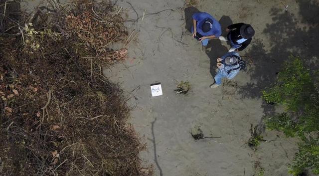 In this undated photo provided by the Veracruz State Prosecutor's Office shows workers at the site of clandestine burial pits in the Gulf coast state of Veracruz, Mexico. (AP Photo) In this undated photo provided by the Veracruz State Prosecutor's Office shows workers at the site of clandestine burial pits in the Gulf coast state of Veracruz, Mexico. (AP Photo)