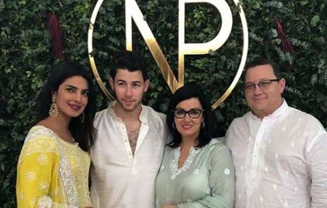 Priyanka Chopra poses with Nick Jonas, mother-in-law Denise and father-in-law Kevin Sr. (Instagram)