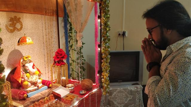 Sagar Talekar with his ecofriendly Ganesh idol. (HT PHOTO) Sagar Talekar with his ecofriendly Ganesh idol. (HT PHOTO)