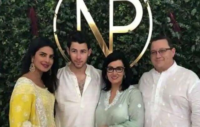 Priyanka Chopra poses with Nick Jonas, mother-in-law Denise and father-in-law Kevin Sr. (Instagram)