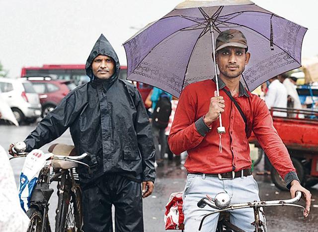 Vikas (wearing red shirt) and Surinder Kumar use their cycles for work, visit the doctor and dropping their children to school while braving aggressive motorists. (Raj K Raj/ HT Photo) Vikas (wearing red shirt) and Surinder Kumar use their cycles for work, visit the doctor and dropping their children to school while braving aggressive motorists. (Raj K Raj/ HT Photo)