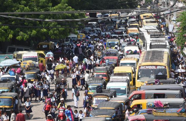 Traffic snarl outside St Joseph’s Convent. (HT Photo ) Traffic snarl outside St Joseph’s Convent. (HT Photo )
