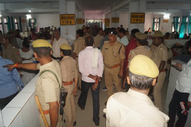 Heavy police force reached the hospital to control the situation. (HT Photo) Heavy police force reached the hospital to control the situation. (HT Photo)