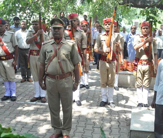 The deceased officer was given a guard of honour before the DGP and other officials carried his bier to the cremation ground. The deceased officer was given a guard of honour before the DGP and other officials carried his bier to the cremation ground.