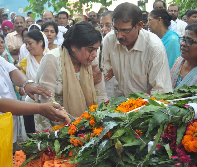 A visibly shocked Raveena was also present at the cremation ground with other women of the family. A visibly shocked Raveena was also present at the cremation ground with other women of the family.