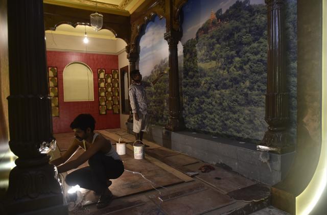 Workers giving final touch to Ganpati Mandal for Ganesh festival of Indravandan Housing Society. (Anshuman Poyrekar/HT Photo) Workers giving final touch to Ganpati Mandal for Ganesh festival of Indravandan Housing Society. (Anshuman Poyrekar/HT Photo)