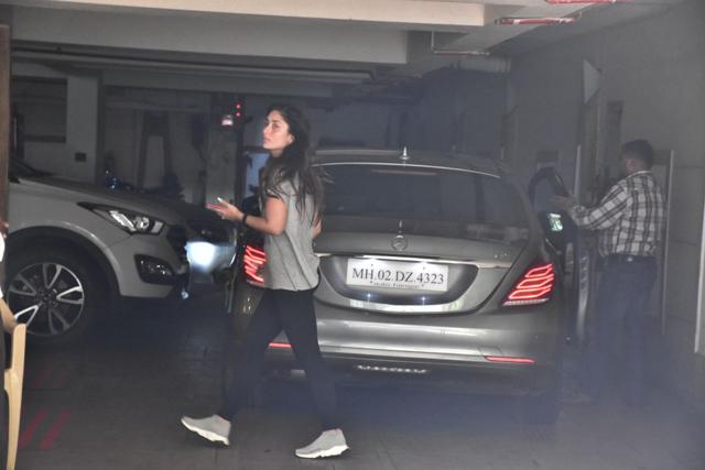Kareena Kapoor Khan spotted outside the gym. (Viral Bhayani) Kareena Kapoor Khan spotted outside the gym. (Viral Bhayani)