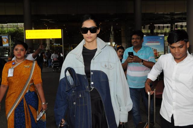 Sonam Kapoor at the Mumbai airport. (Viral Bhayani) Sonam Kapoor at the Mumbai airport. (Viral Bhayani)