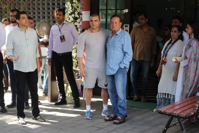 Sohail with his father Salim Khan at Ganesh Chaturthi celebrations. (Viral Bhayani) Sohail with his father Salim Khan at Ganesh Chaturthi celebrations. (Viral Bhayani)