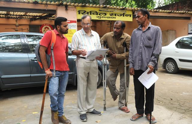 GR Malhotra (second from left) started going to the Civil Hospital in 2014 to help the differently abled people, who come there to get their certificates made. (Parveen Kumar / HT Photo ) GR Malhotra (second from left) started going to the Civil Hospital in 2014 to help the differently abled people, who come there to get their certificates made. (Parveen Kumar / HT Photo )