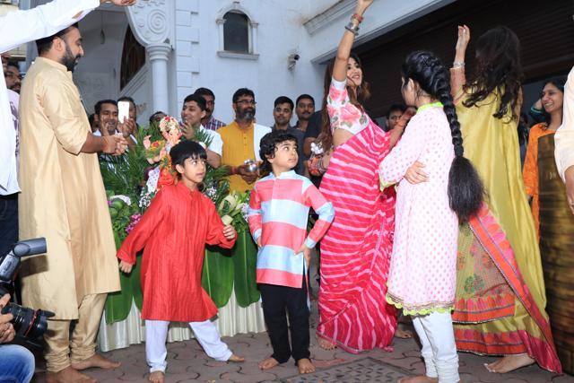 Viaan Kundra too tries to dance.
