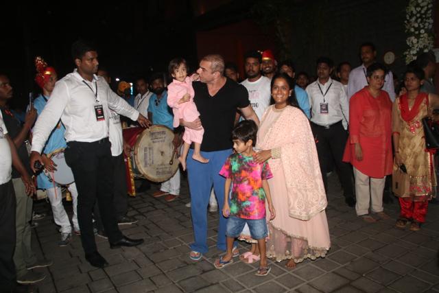 Sohail Khan, Arpita Khan, her son Ahil and Sohail’s son at the visarjan.