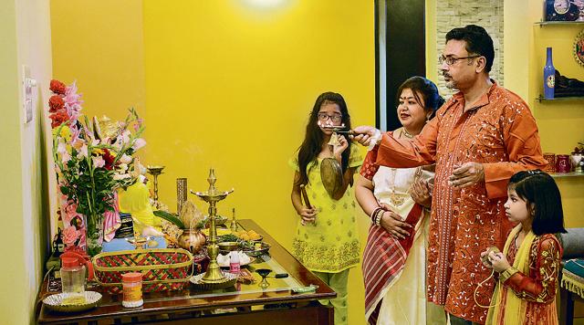 The Banerjee family has merged Bengali and Maharashtrian cultures to create a unique Ganeshotsav celebration at their residence. (HT PHOTO)
