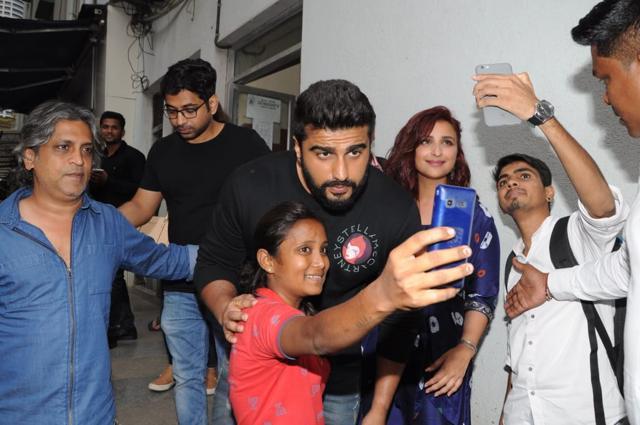 Arjun Kapoor and Parineeti Chopra with their fans as their promote Namaste England. Arjun Kapoor and Parineeti Chopra with their fans as their promote Namaste England.